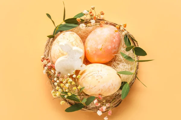 Renkli Arka Planda Boyanmış Paskalya Yumurtaları Tavşan Çiçeklerle Dolu Bir — Stok fotoğraf