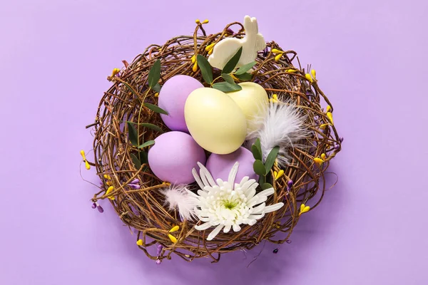 Nido Con Uova Pasqua Dipinte Coniglietto Fiore Sfondo Viola — Foto Stock