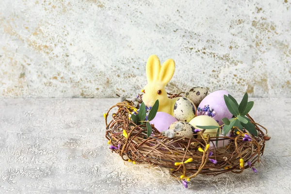 Nest Painted Easter Eggs Bunny Light Background — Stock Photo, Image