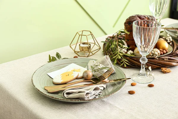 Étkezőasztal Gyönyörű Környezetben Húsvéti Ünneplés Cookie Közelében Zöld Fal — Stock Fotó