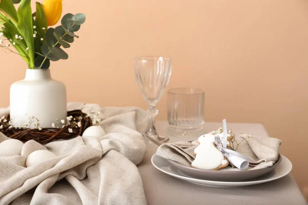 Mesa Comedor Para Celebración Pascua Con Galletas Forma Conejito Cerca — Foto de Stock