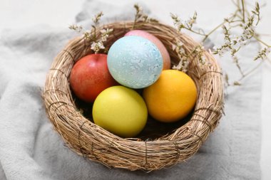 Güzel Paskalya yumurtaları ve çiçekli bir yuva, yakın plan.