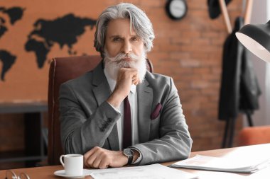 Yakışıklı, sakallı iş adamı.