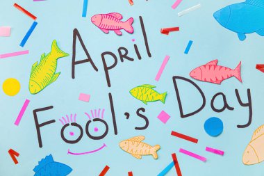Metin APRIL FOOLS Day ve renk arkaplanı üzerine kağıt dekoru