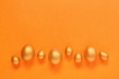 Turuncu arka planda Paskalya yumurtaları ile kompozisyon