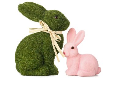 Beyaz arka planda güzel Paskalya tavşanları