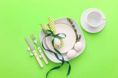 Yeşil arka planda Paskalya kutlaması için güzel bir masa.