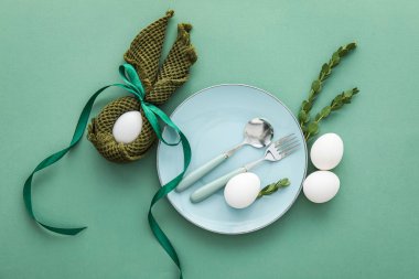 Renkli arkaplanda Paskalya kutlaması için şık masa ayarları