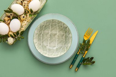 Renkli arkaplanda Paskalya kutlaması için şık masa ayarları