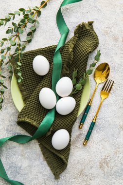 Gri arkaplanda Paskalya kutlaması için şık masa ayarları