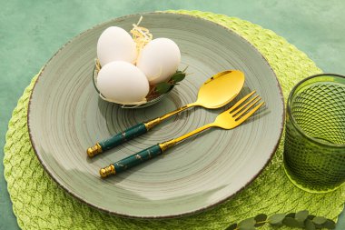 Yeşil arka planda Paskalya kutlaması için güzel bir masa, yakın plan.