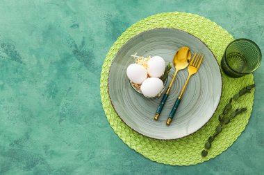 Yeşil arka planda Paskalya kutlaması için güzel bir masa.