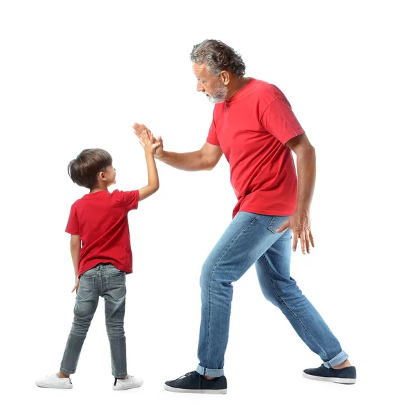 Ragazzino Che Cinque Suo Nonno Sfondo Bianco — Foto Stock