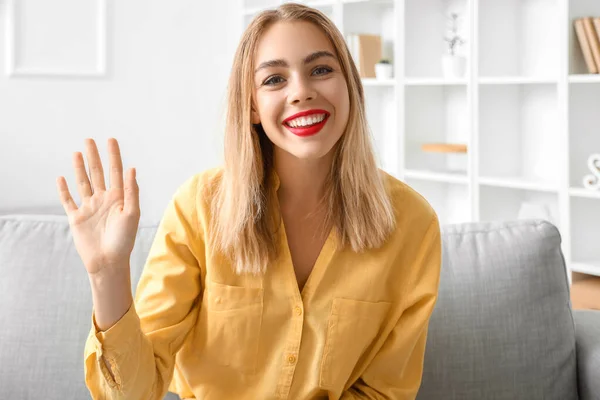 Vacker Kvinna Viftar Med Handen När Hon Videochattar Hemma — Stockfoto