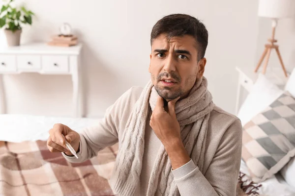 Ill Young Man Measuring Temperature Home — Stock Photo, Image