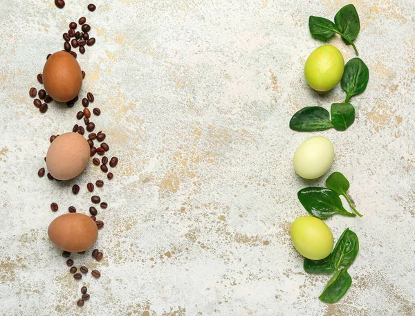 Красиві Великодні Яйця Кавові Зерна Листя Шпинату Світлому Фоні — стокове фото