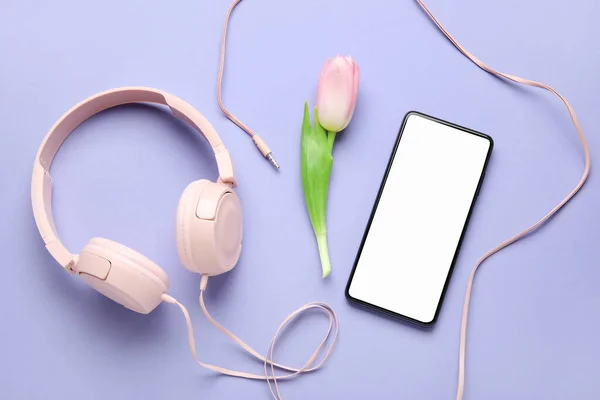 Handy Kopfhörer Und Tulpenblume Auf Farbigem Hintergrund — Stockfoto