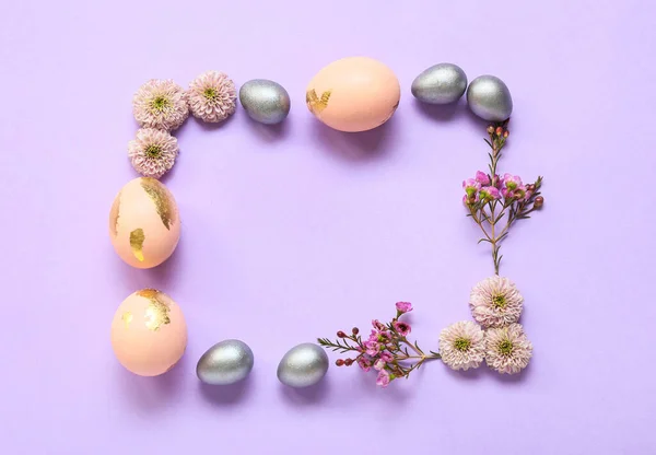 Paskalya Yumurtaları Mor Arkaplandaki Çiçeklerden Yapılmış Çerçeve — Stok fotoğraf