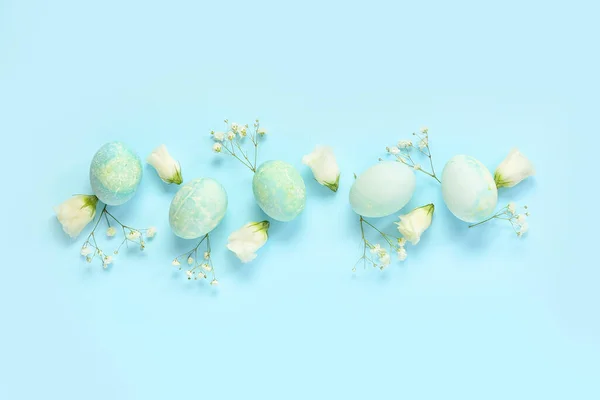 Mavi Arka Planda Paskalya Yumurtası Çiçekli Kompozisyon — Stok fotoğraf