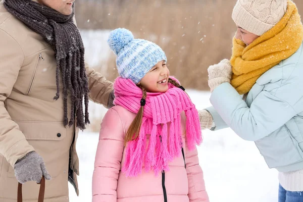 Niña Feliz Con Sus Abuelos Día Invierno Nevado — Foto de Stock