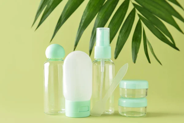 Set Travel Bottles Jars Palm Leaf Green Background — Stock Photo, Image