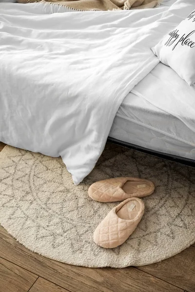 Slippers Dekat Tempat Tidur Kamar Modern — Stok Foto