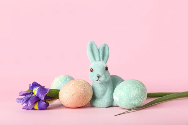 Пасхальный Кролик Цветы Крашеные Яйца Розовом Фоне — стоковое фото