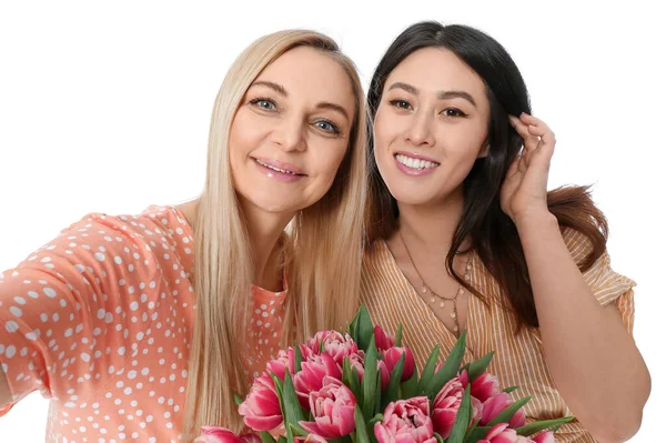 Bir Buket Çiçekli Güzel Kadınlar Beyaz Arka Planda Selfie Çekiyorlar — Stok fotoğraf