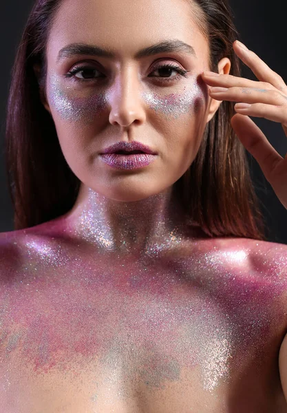 Mooie Jonge Vrouw Met Glitters Haar Gezicht Lichaam Tegen Donkere — Stockfoto