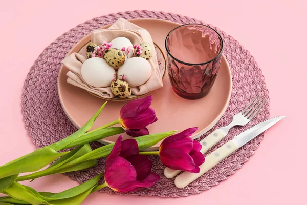 Krásný Stůl Nastavení Pro Velikonoční Oslavu Květiny Růžovém Pozadí Detailní — Stock fotografie