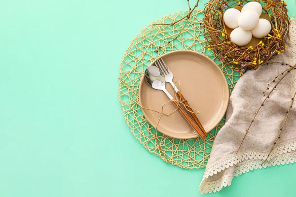 Stilvolle Tischdekoration Für Das Osterfest Auf Farbigem Hintergrund — Stockfoto