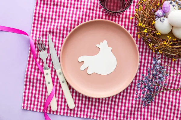 Schöne Tischdekoration Für Das Osterfest Und Blumen Auf Lila Hintergrund — Stockfoto