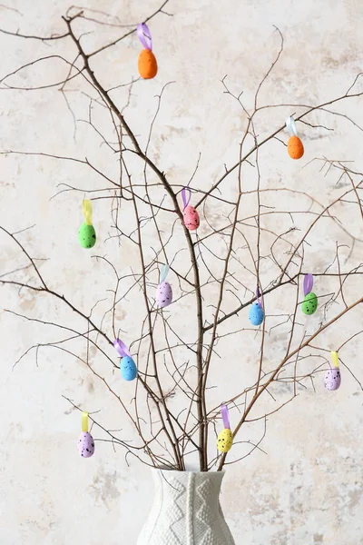 Vaso Com Galhos Árvore Ovos Páscoa Coloridos Perto Parede Clara — Fotografia de Stock