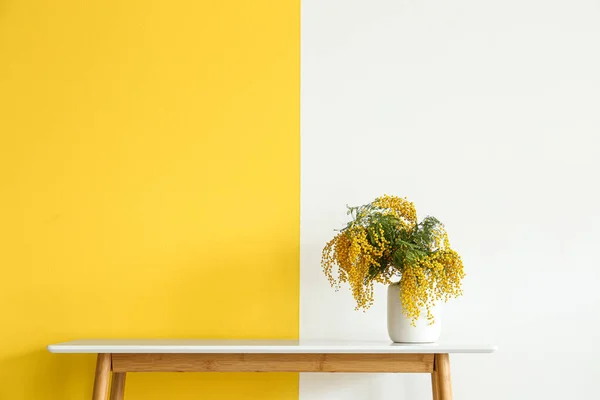 Vaas Met Mimosa Bloemen Tafel Buurt Van Kleur Muur Kamer — Stockfoto