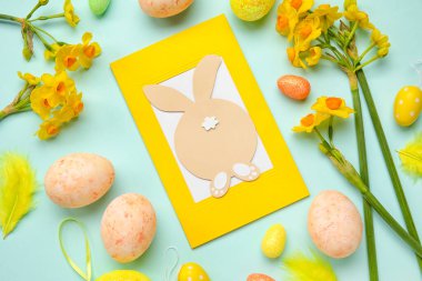 Tebrik kartı, renkli yumurta ve çiçeklerle dolu güzel bir Paskalya kompozisyonu