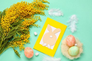 Tebrik kartı, renkli yumurta ve çiçeklerle dolu güzel bir Paskalya kompozisyonu