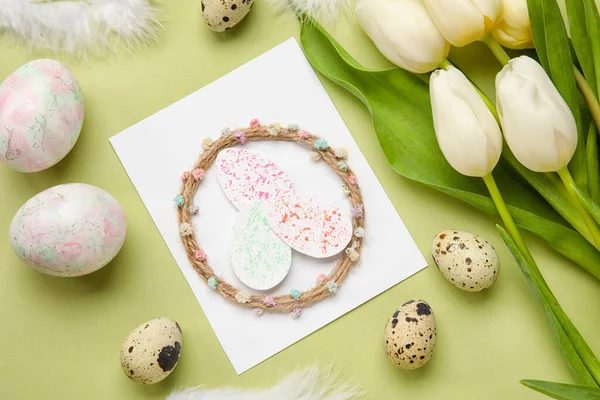 Piękna Kompozycja Wielkanocna Kartką Okolicznościową Jajkami Kwiatami Tle Koloru — Zdjęcie stockowe