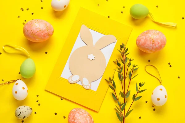 Bela Composição Páscoa Com Cartão Saudação Ovos Pintados Fundo Amarelo — Fotografia de Stock