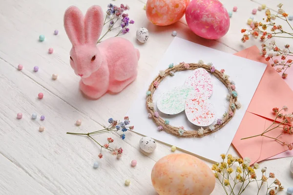 Güzel Paskalya Kompozisyonu Tebrik Kartı Boyalı Yumurta Tavşan Çiçeklerle Ahşap — Stok fotoğraf