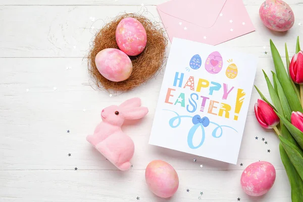 Schöne Osterkomposition Mit Grußkarte Bemalten Eiern Hasen Und Blumen Auf — Stockfoto