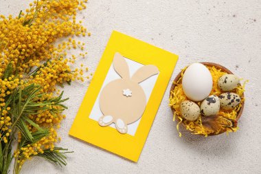 Tebrik kartı, arka planda Paskalya yumurtası ve çiçekleri