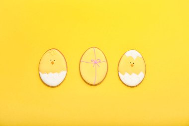 Sarı arka planda lezzetli Paskalya kurabiyeleri