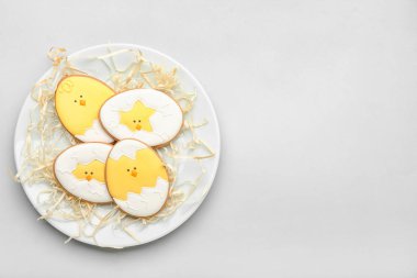 Gri arka planda lezzetli Paskalya kurabiyeleri tabağı