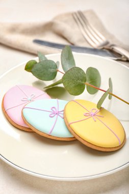 Paskalya kutlaması için güzel bir masa, kurabiyelerle, yakın plan.