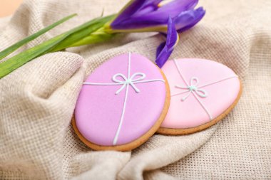 Lezzetli Paskalya kurabiyeleri ve çiçekler masada, yakın plan.