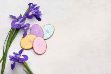 Lezzetli Paskalya kurabiyeleri ve açık arkaplanda çiçekler