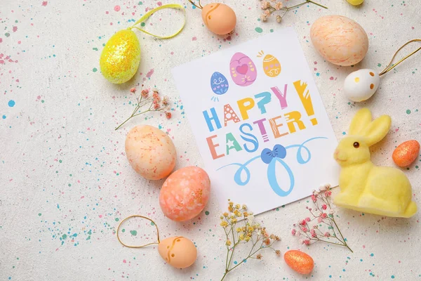 Gyönyörű Húsvéti Kompozíció Üdvözlőkártyával Festett Tojással Nyuszival Virágokkal Könnyű Háttérrel — Stock Fotó