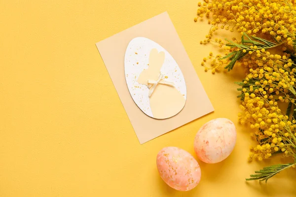 Ευχετήρια Κάρτα Ζωγραφισμένα Πασχαλινά Αυγά Και Λουλούδια Στο Φόντο Χρώμα — Φωτογραφία Αρχείου