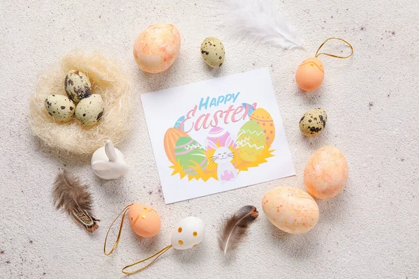 Όμορφη Σύνθεση Ευχετήρια Κάρτα Πασχαλινά Αυγά Και Φτερά Ελαφρύ Φόντο — Φωτογραφία Αρχείου