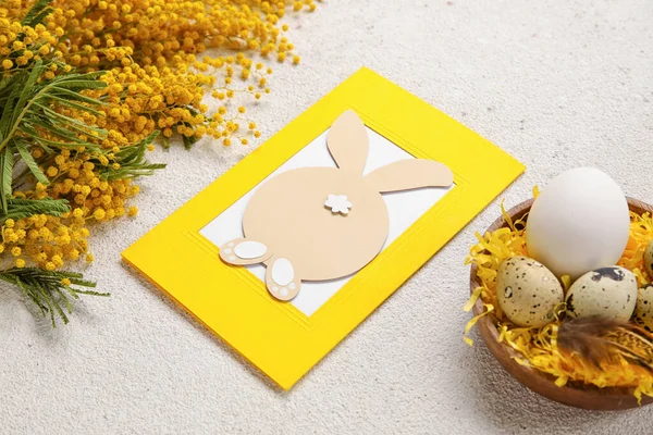 Ευχετήρια Κάρτα Πασχαλινά Αυγά Και Λουλούδια Στο Φως Φόντο Closeup — Φωτογραφία Αρχείου